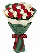 Букет Микс из красных и белых роз в Бурее