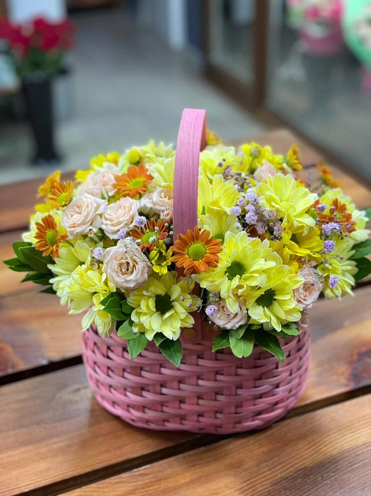 Цветочная композиция из Хризантемы и Розы в корзине в Бурее