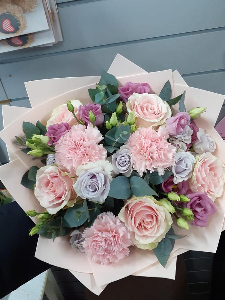 Букет цветов из: Розы, Гвоздики и Лизиантусы в Бурее